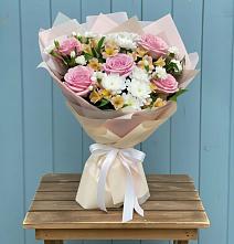 Букет цветов из:  Гвоздики, Орхидеи и Розы в Пшичо