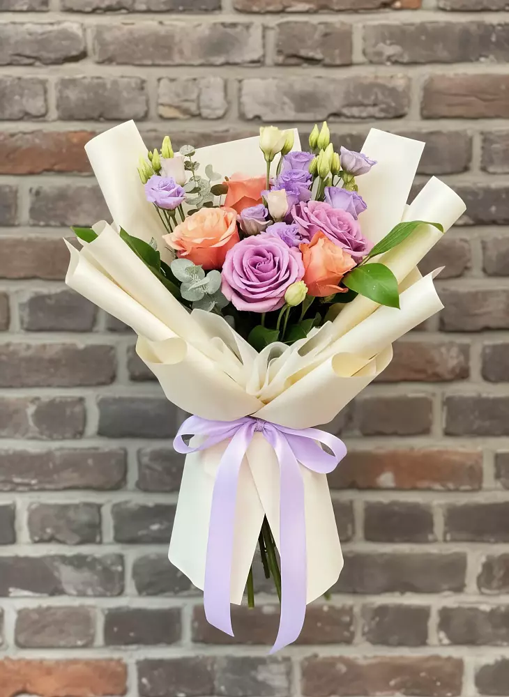 Букет цветов из: Лизиантусы и Розы в Пшичо