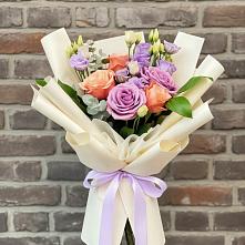 Букет цветов из:  Лизиантусы и Розы в Пшичо
