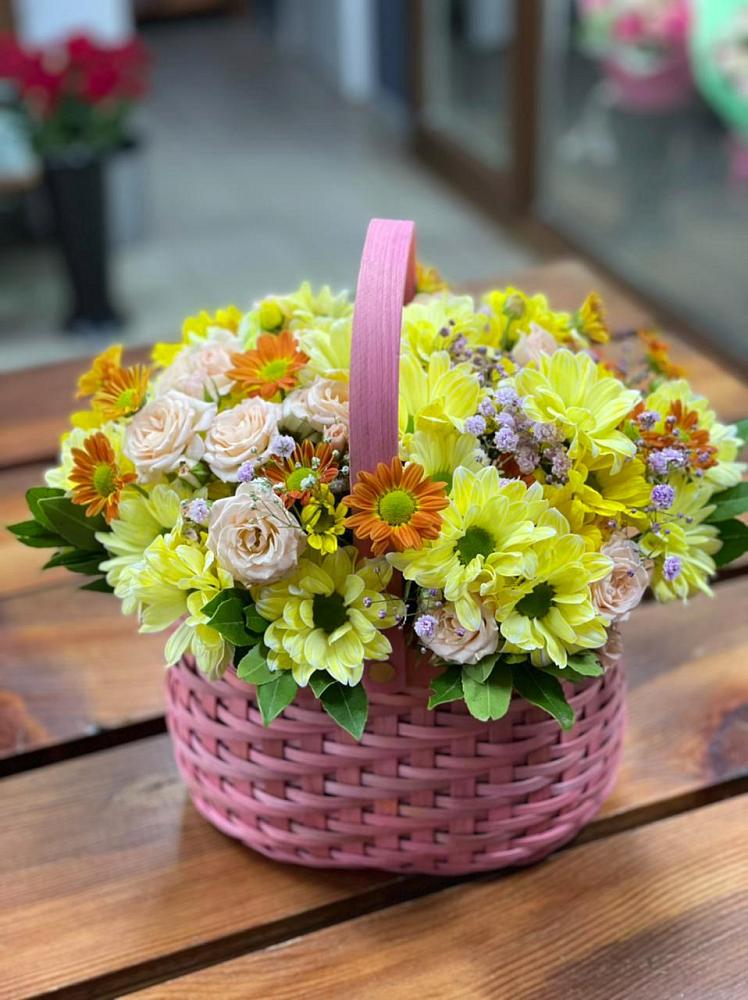 Цветочная композиция из Хризантемы и Розы в корзине в Пшичо