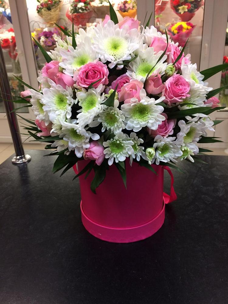 Цветочная композиция из Розы и Хризантемы в шляпной коробке в Пшичо