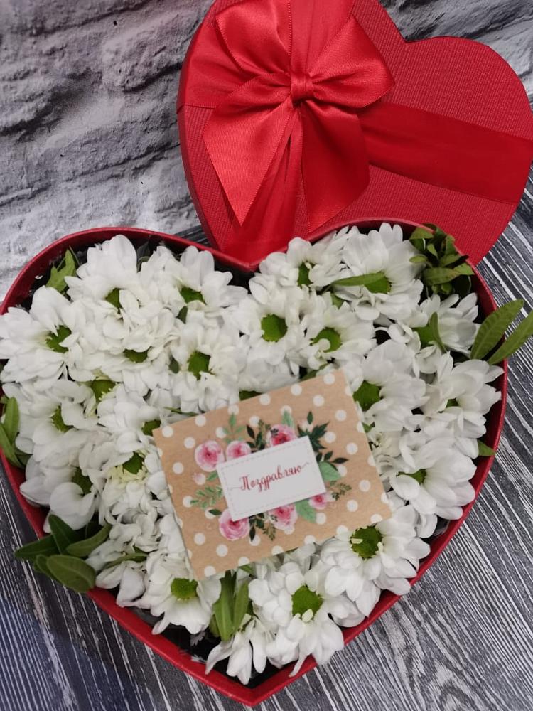 Цветочная композиция из Хризантемы в виде сердца в Пшичо