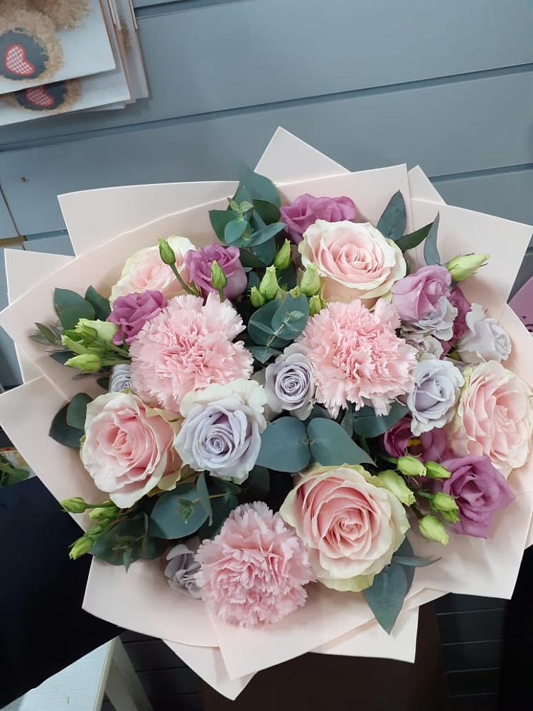 Букет цветов из: Розы, Гвоздики и Лизиантусы в Пшичо