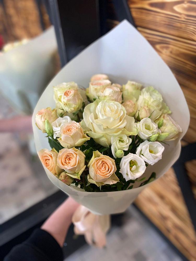 Букет цветов из: Розы и Лизиантусы в Пшичо